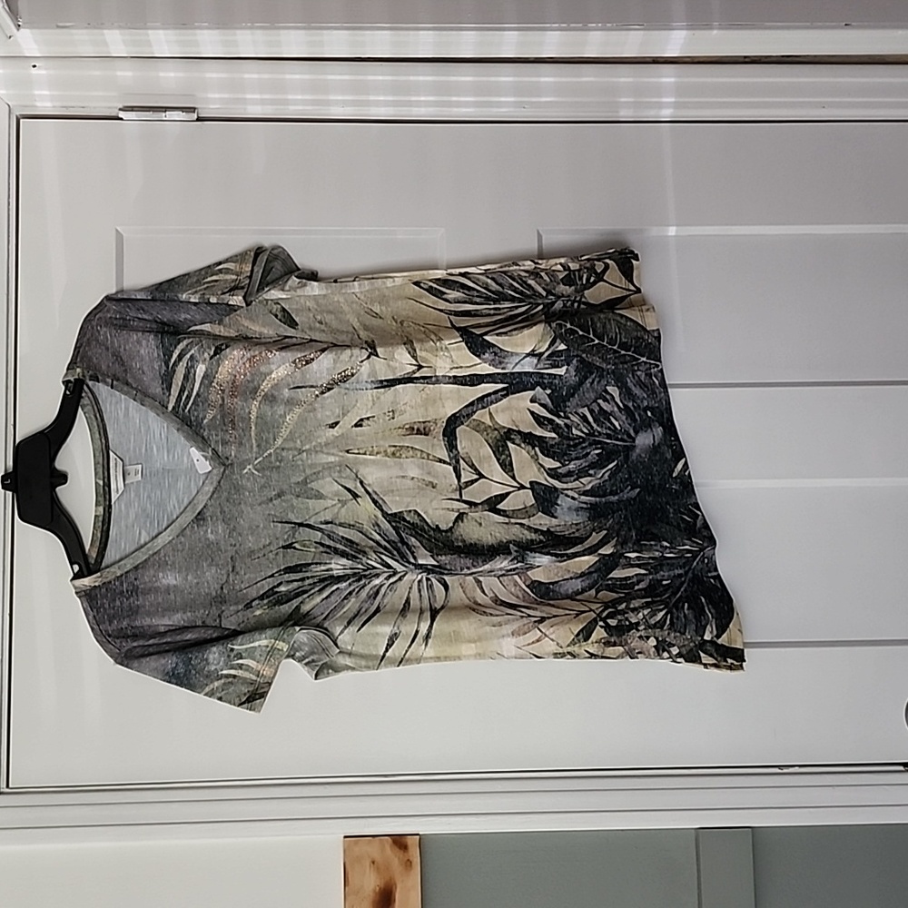 NWT. Christopher & Banks. Green leaf print short sleeve Top. XL